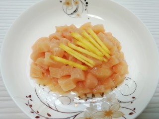 1、冬至美食  毛豆炒鸡丁,鸡脯肉洗干净切成丁，生姜片切成丝，放在一起。