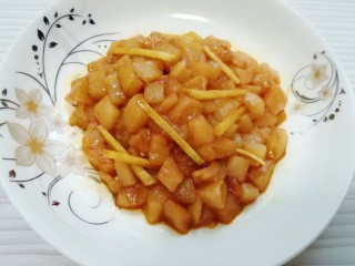 2、冬至美食  毛豆炒鸡丁,加入淀粉、鸡粉和老抽搅拌均匀，腌制15分钟。