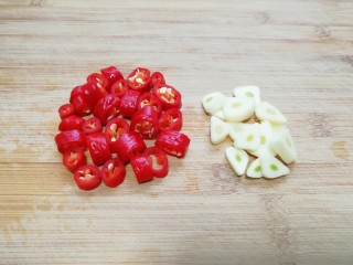 3、冬至美食  毛豆炒鸡丁,红线椒和大蒜洗干净切碎。