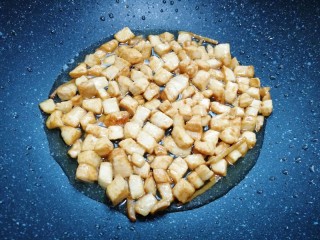 6、冬至美食  毛豆炒鸡丁,炒锅内倒适量的食用油烧热，下入腌好的鸡丁炒熟，盛出备用。