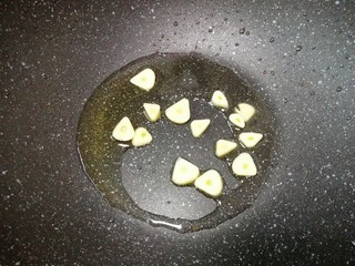 7、冬至美食  毛豆炒鸡丁,锅底留余油，下入大蒜炒香。