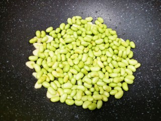 8、冬至美食  毛豆炒鸡丁,下入毛豆。