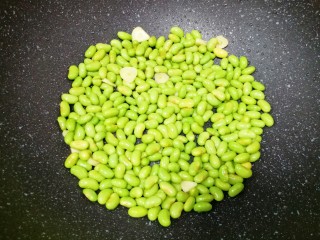 9、冬至美食  毛豆炒鸡丁,翻炒至毛豆变色。