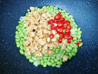 11、冬至美食  毛豆炒鸡丁,下入炒好的鸡丁和红线椒翻炒均匀。