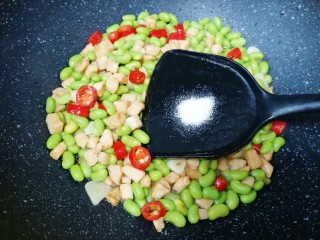 12、冬至美食  毛豆炒鸡丁,放盐调味。