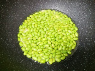 10、冬至美食  毛豆炒鸡丁,加一点开水，盖上锅盖中小火焖炒3-5分钟。