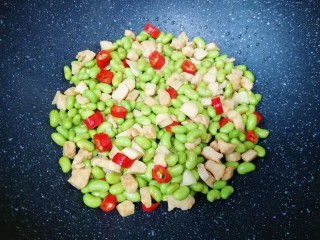 13、冬至美食  毛豆炒鸡丁,放蔬之鲜翻炒均匀，关火出锅。