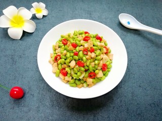 14、冬至美食  毛豆炒鸡丁,装盘。