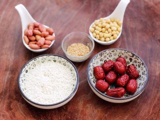 1、黄豆花生红枣糯米糊,准备好打糊糊的所有食材。