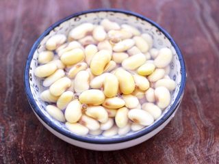 3、黄豆花生红枣糯米糊,黄豆也是洗净后，浸泡4个小时。