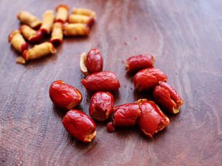 6、黄豆花生红枣糯米糊,用去核器去掉红枣的核。