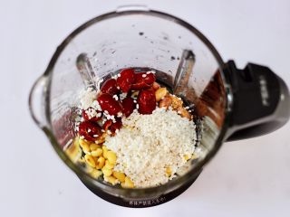 8、黄豆花生红枣糯米糊,再放入去核的红枣和糯米，再放入白芝麻。