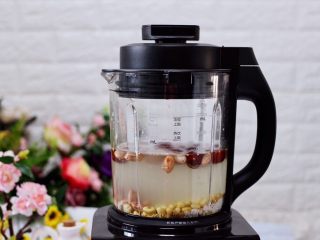 10、黄豆花生红枣糯米糊,盖上料理机的盖子。