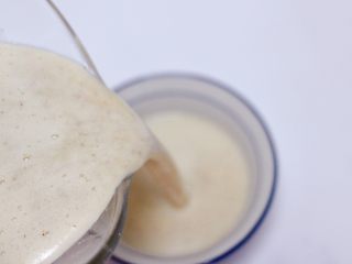 14、黄豆花生红枣糯米糊,打开盖子，把做好的糊糊，倒入碗中就可以享用了。