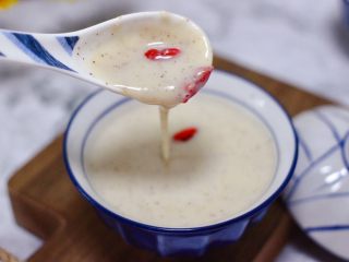 16、黄豆花生红枣糯米糊,宝贝一口气喝了一大碗。