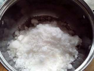 1、转化糖浆-月饼专用,将白糖放白钢锅里