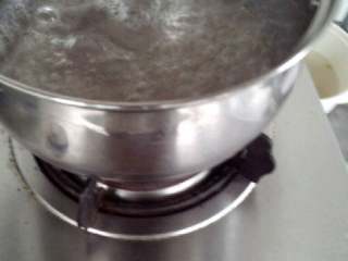 4、转化糖浆-月饼专用,将柠檬汁到进去，改小火慢慢熬40分钟