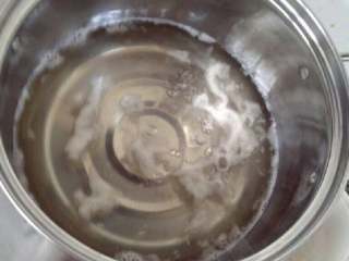 5、转化糖浆-月饼专用,熬的时候有水溅到锅边，就用刷子沾水，刷刷锅边