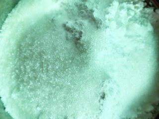 1、驴打滚,糯米粉、淀粉、白糖粉放入碗中。（我忘记打粉直接倒进去了，也不影响口感）