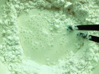 5、驴打滚,倒入糯米粉中