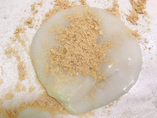 18、驴打滚,将台面撒上熟黄豆粉，将蒸熟的糯米团放在上面，再撒上一层黄豆粉