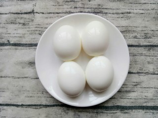 4、揭阳+卤肉饭,泡冷水好的鸡蛋去壳