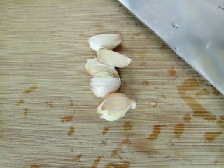 5、揭阳+卤肉饭,用刀拍一下蒜头