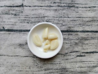 6、揭阳+卤肉饭,用刀拍了后容易去皮然后洗干净装碟子备用