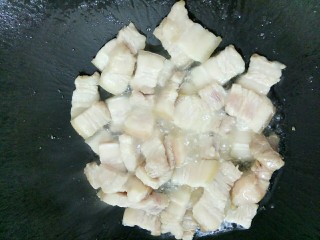 7、揭阳+卤肉饭,锅里油热后放入五花肉煎