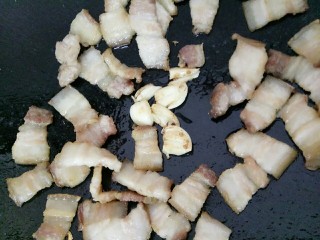 9、揭阳+卤肉饭,锅里倒剩一点点油放入蒜头煎一会在倒入五花肉