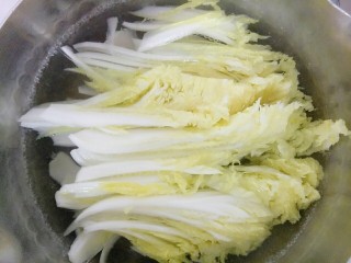 14、揭阳+卤肉饭,煮五花肉鸡蛋的时候另起一锅将洗干净切小条的白菜煮熟