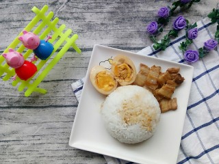 16、揭阳+卤肉饭,再搭配上焖煮好的五花肉和切两半的鸡蛋，在米饭上面淋上卤汁