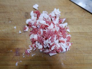 2、卡通小熊豆腐糯米包便当,五花肉切成丁。