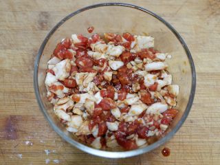 3、卡通小熊豆腐糯米包便当,放入碗中，加1勺生抽，一勺老抽，用手抓匀，腌制1个小时以上，也可以用保鲜袋密封起来腌制过夜。