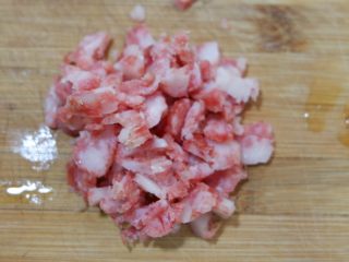 4、卡通小熊豆腐糯米包便当,腊肠切成丁