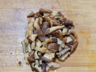 7、卡通小熊豆腐糯米包便当,香菇放水中泡发。泡发好，沥干水份切成丁。