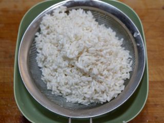 8、卡通小熊豆腐糯米包便当,浸泡好的糯米沥干水份。