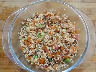 9、卡通小熊豆腐糯米包便当,将以上材料全部混合在一起。搅拌均匀备用。