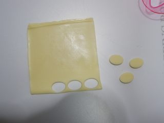 15、卡通小熊豆腐糯米包便当,取一片芝士片，先压出3个椭圆形。
