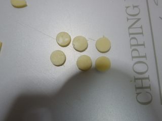 16、卡通小熊豆腐糯米包便当,在压出6个圆形。