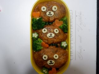 19、卡通小熊豆腐糯米包便当,最后在缝隙处填上蔬菜搭配好就OK了~