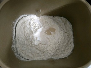 1、最爱面包+日式炼乳面包,面团材料除黄油外全部放入面包机，启动和面程序揉一个程序(20分钟)