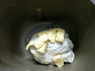 2、最爱面包+日式炼乳面包,加入软化的黄油揉到完全阶段，可以扯出手套膜为止