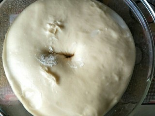 3、最爱面包+日式炼乳面包,发酵两倍大，用手戳个洞不回缩即可