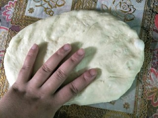 4、最爱面包+日式炼乳面包,轻轻按压排气，滚圆松弛15分钟