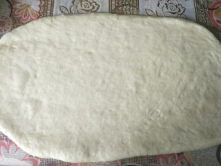 5、最爱面包+日式炼乳面包,把面团擀成长方形，如果擀不开可以多松弛一会儿
