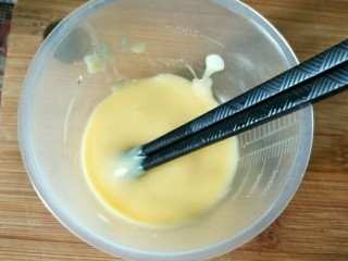 6、最爱面包+日式炼乳面包,刷面材料的黄油和炼乳隔温水融化一起