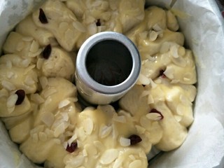 11、最爱面包+日式炼乳面包,发酵好后，刷上剩下的炼乳酱，撒上蔓越莓干和杏仁片装饰