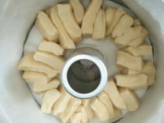 10、最爱面包+日式炼乳面包,竖着排入中空模具，模具围一圈油纸防粘。二次发酵两倍大