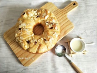 12、最爱面包+日式炼乳面包,放入预热好的烤箱中下层，180度烤20分钟。出炉脱模至冷却架上放凉